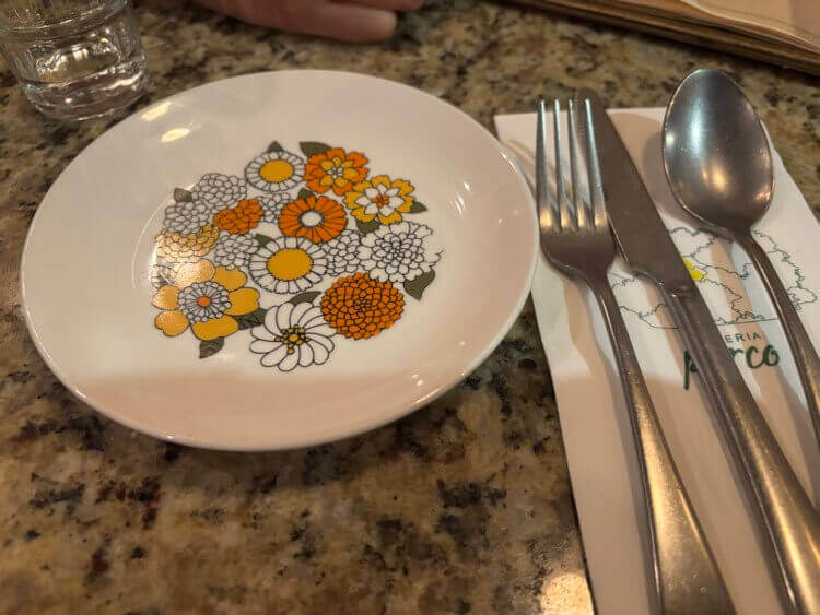 꽃모양이 새겨진 앞접시와 수저