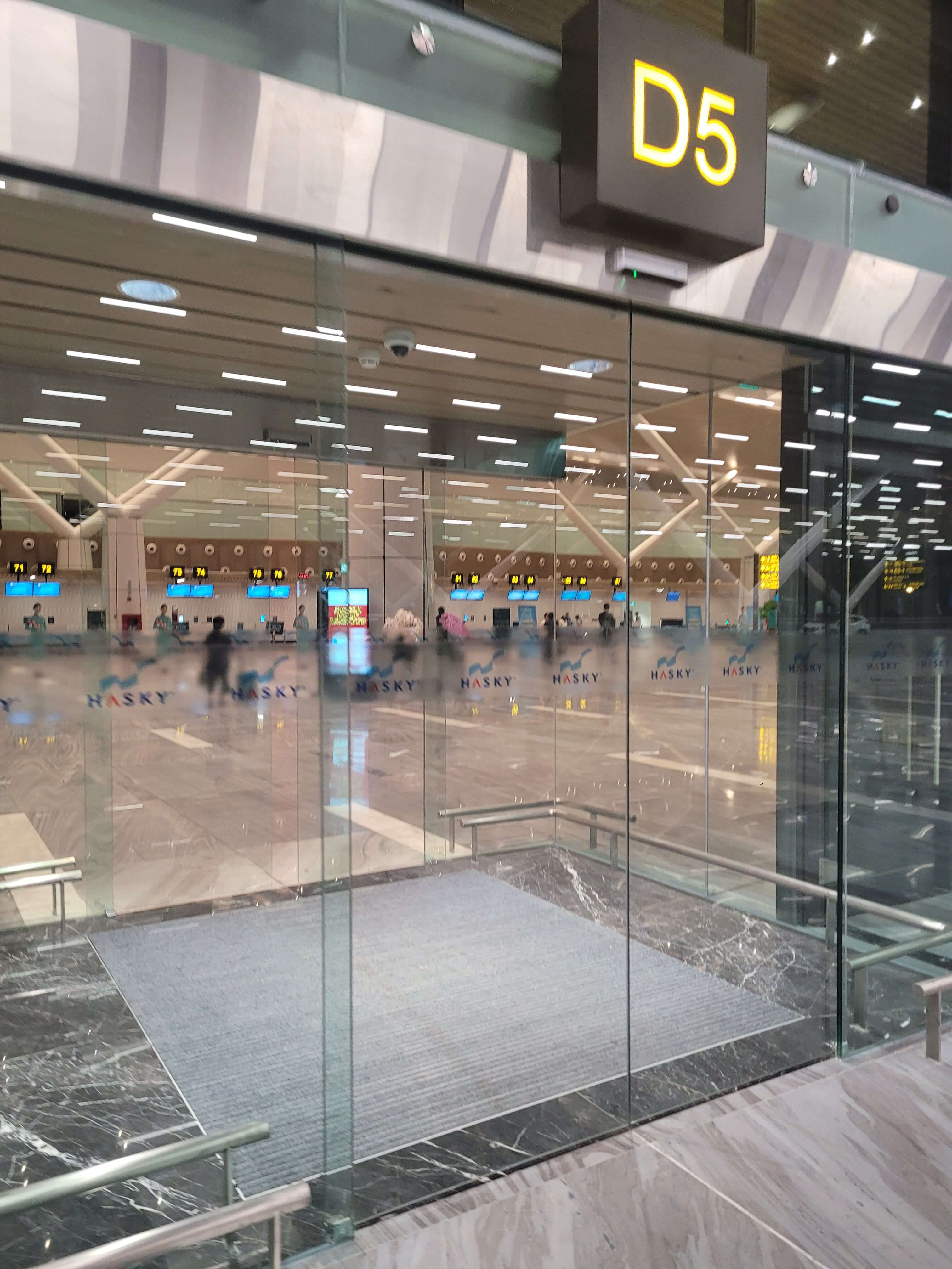 호치민 공항 국내선 3터미널 출입문 사진