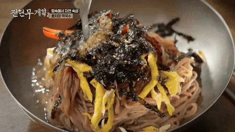 막국수에-동치미-국물-얹어서-맛있게-비벼지는-모습