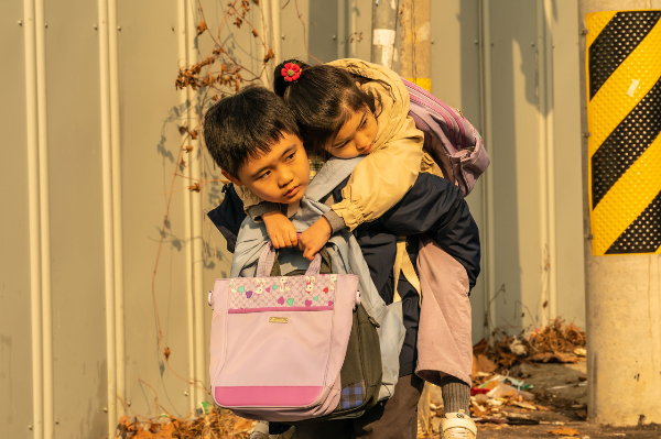 넷플릭스-영화-대가족-공식-포스터-후기--스틸컷