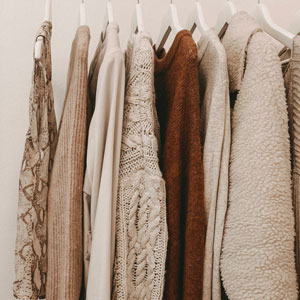 탄소 발자국 줄이는 방법 - 꼭 필요한 옷만 사거나 중고 거래하기