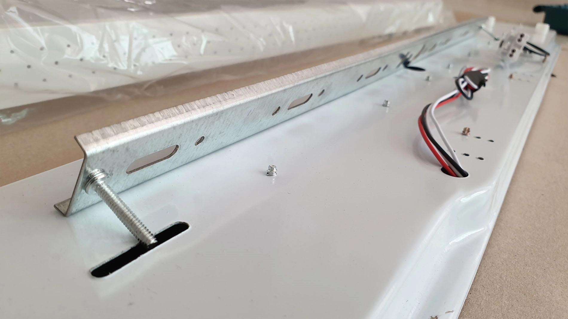 전등 브래킷 끼우는 곳