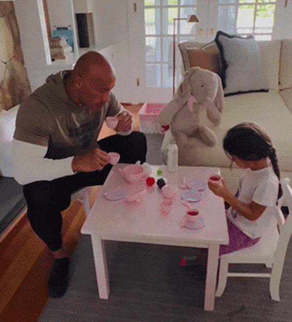 드웨인 존슨의 최근 가족 화보집 [Photos] Dwayne Johnson's Cutest Family Photos
