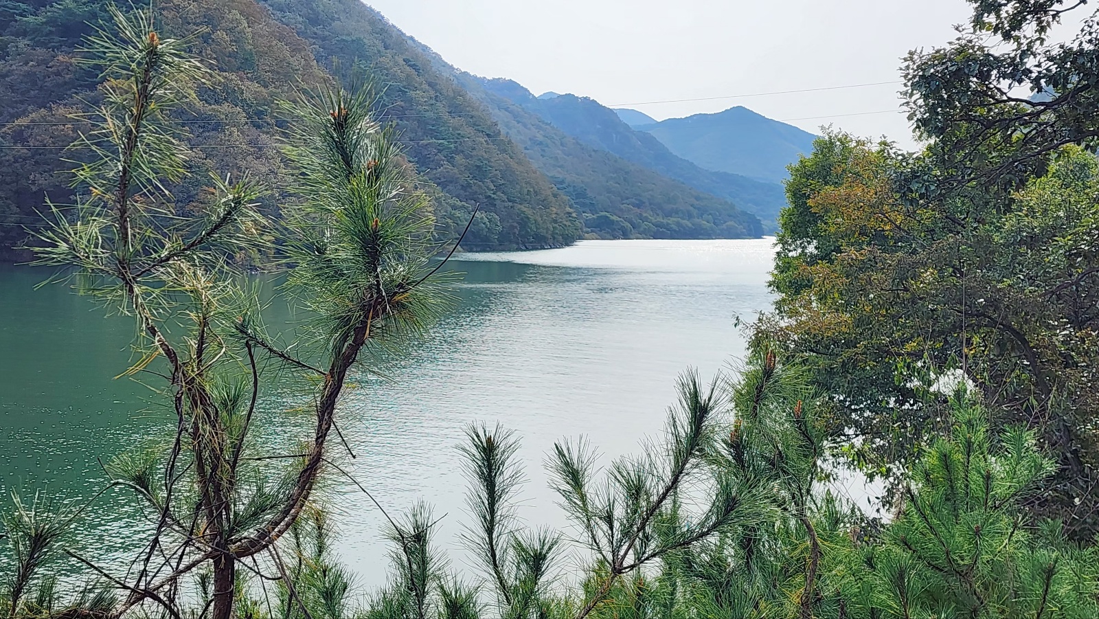 막스 부르흐의 콜니드라이. "속죄의 날"의 분위기 이미지. 깊고 푸른강물에 참회의 고백을 흘려보내는 이미지 사진