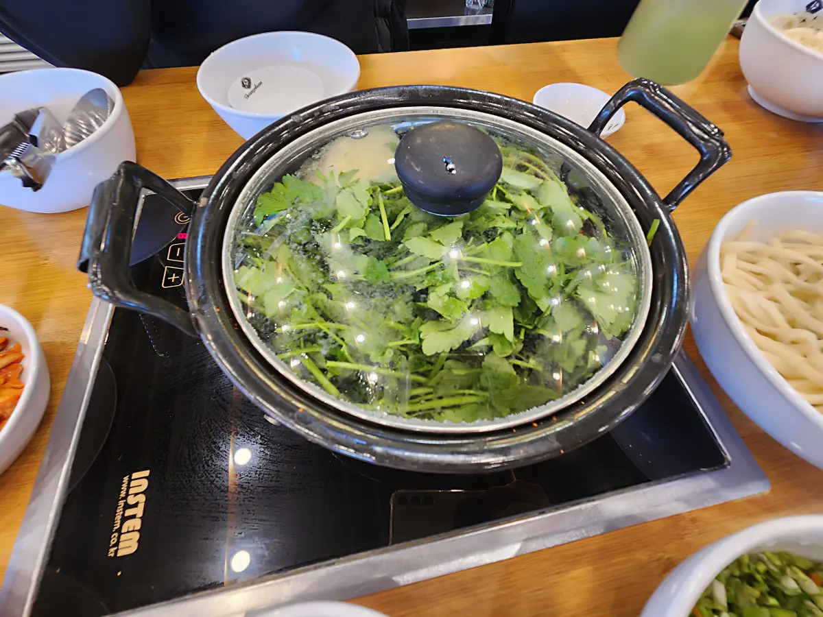 동촌샤브칼국수-일산-본점-첫번째-코스-야채-즐기기