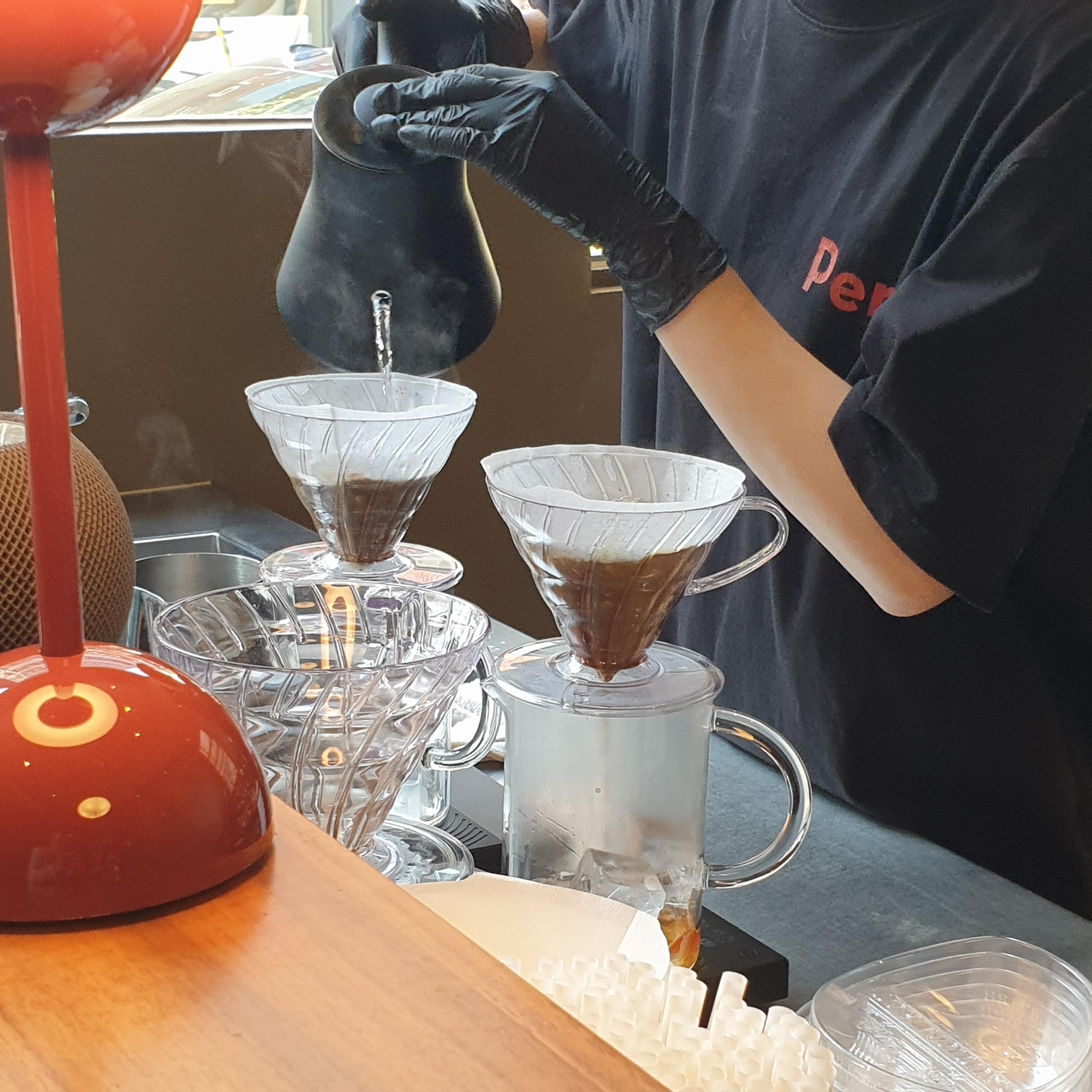 삼성역 스페셜티 커피 전문점 펔스 커피 (Perks Coffee)_추출 중인 바리스타