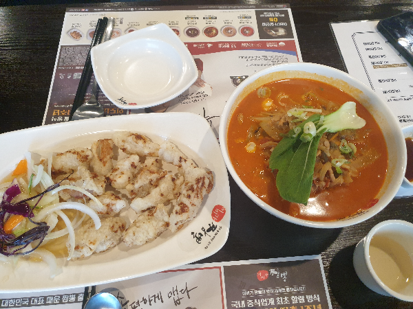 테이블 위에 탕수육(왼쪽)과 고기 짬뽕(오른쪽)이 놓여있다.