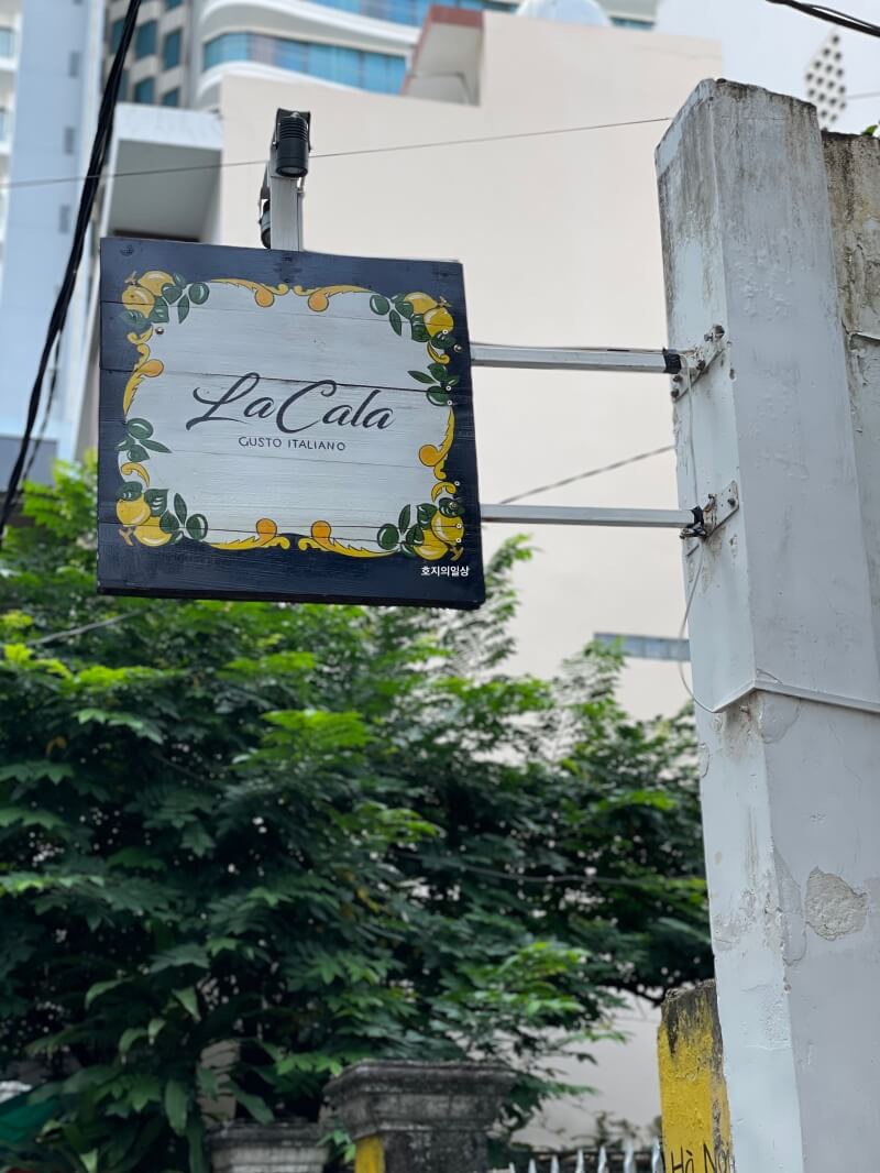 나트랑 시내 피자 맛집 라칼라 La Cala - 입간판