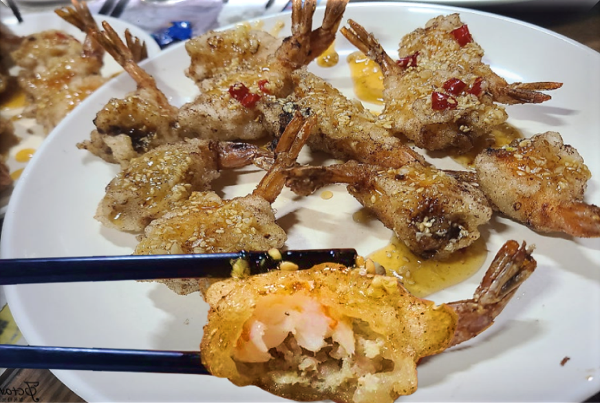 새우튀김 안에 다진 고기가 들어 있는 모습