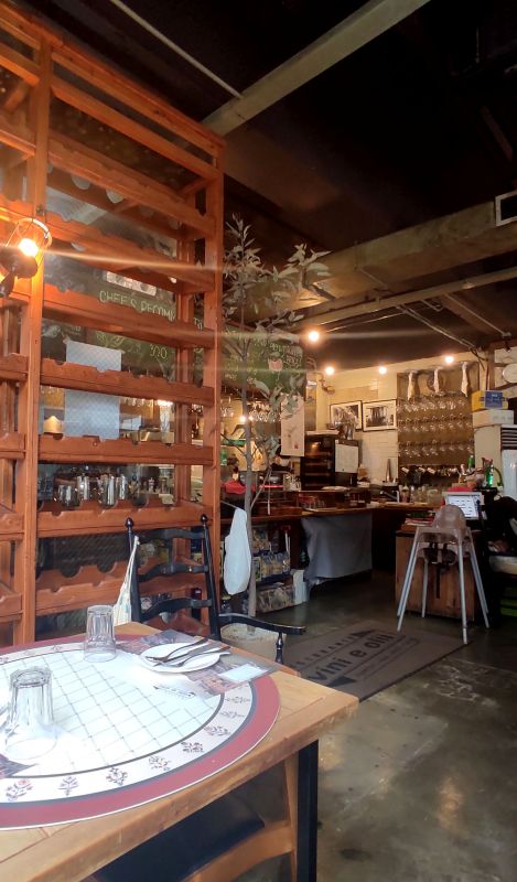 커다란 와인랙과 높은 천장