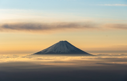 일본 입국신고서 작성법과 관련하여 입국수속 후 일본 여행을 위한 일본 대표 여행지 후지산 사진