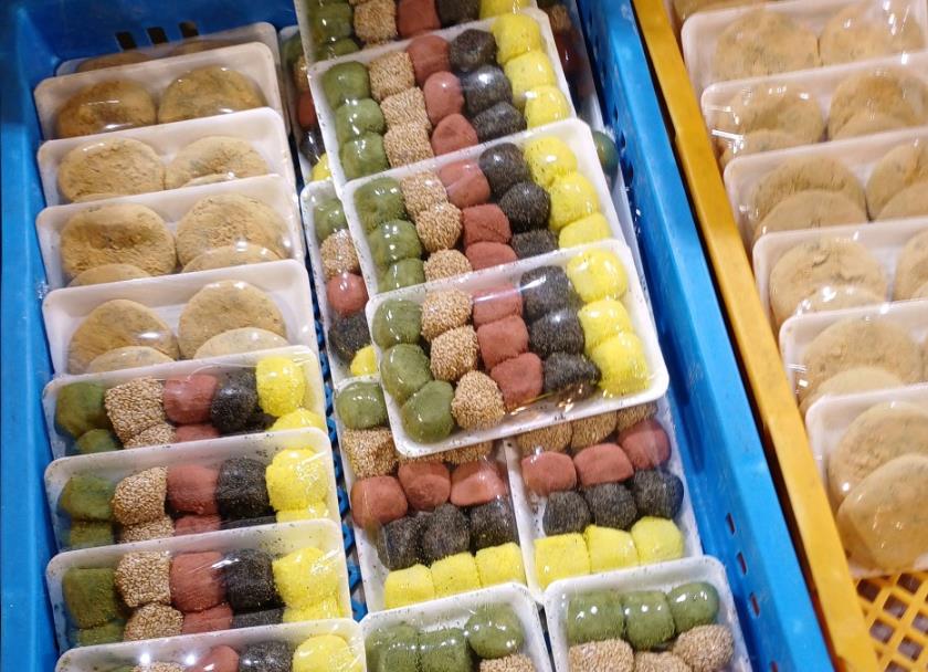 극한직업 떡집에 진열한 맛있는 떡들