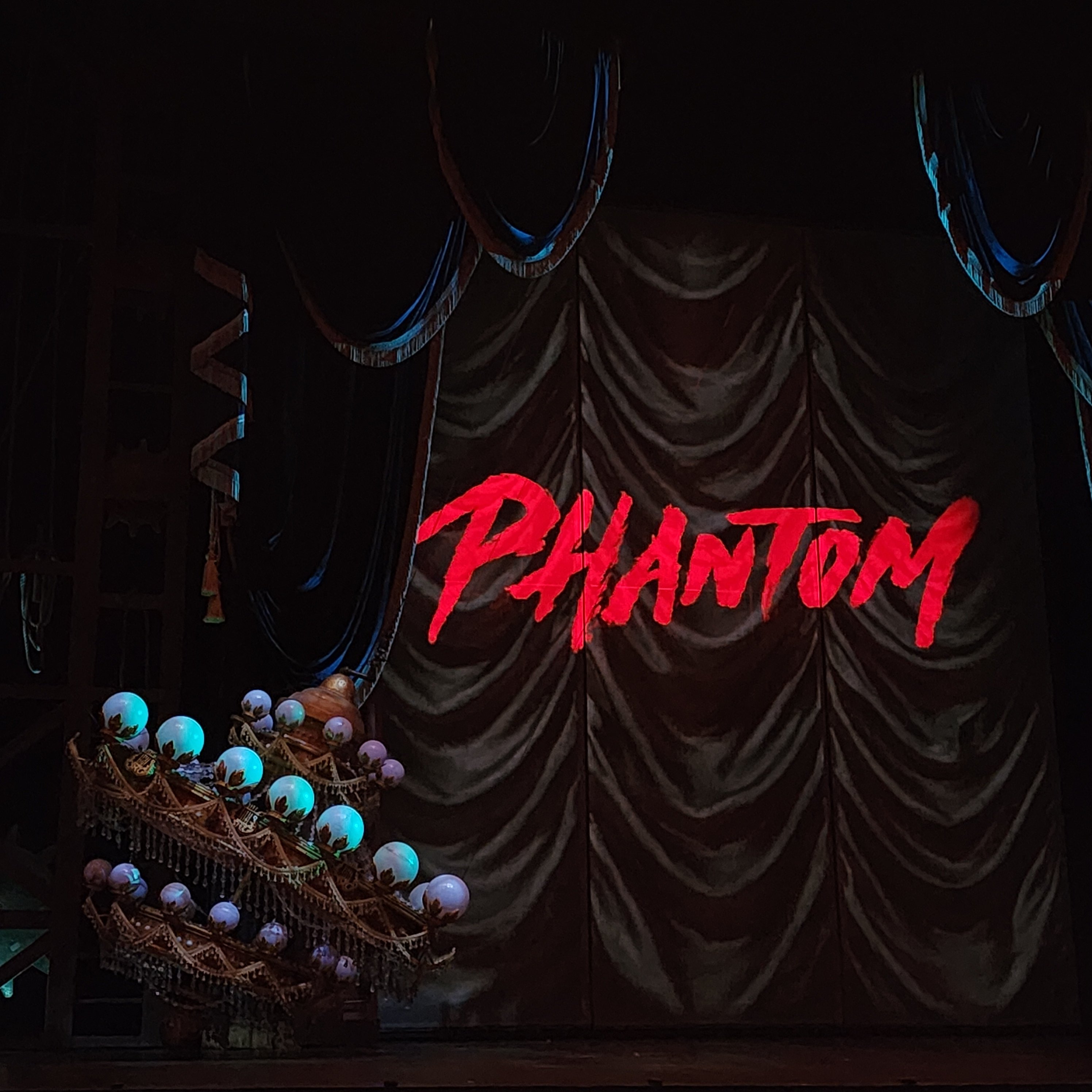 인터미션 때 샹들리에 무대 위에 떨어져있는 거 찍은 사진