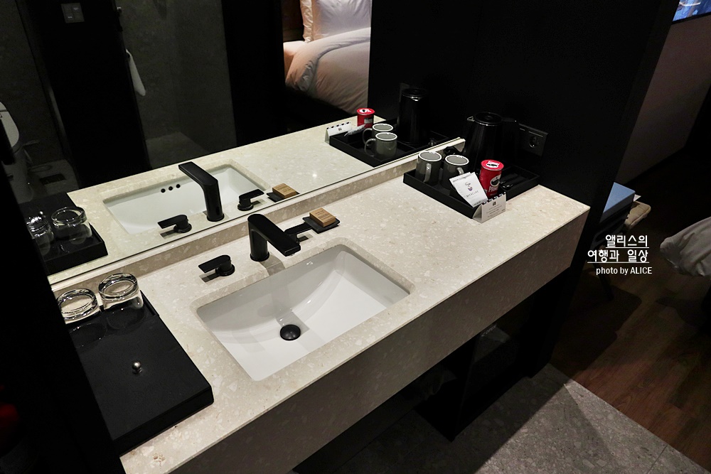 머큐어 앰배서더 서울 홍대 슈페리어 디럭스 킹베드 룸 꼼꼼 후기