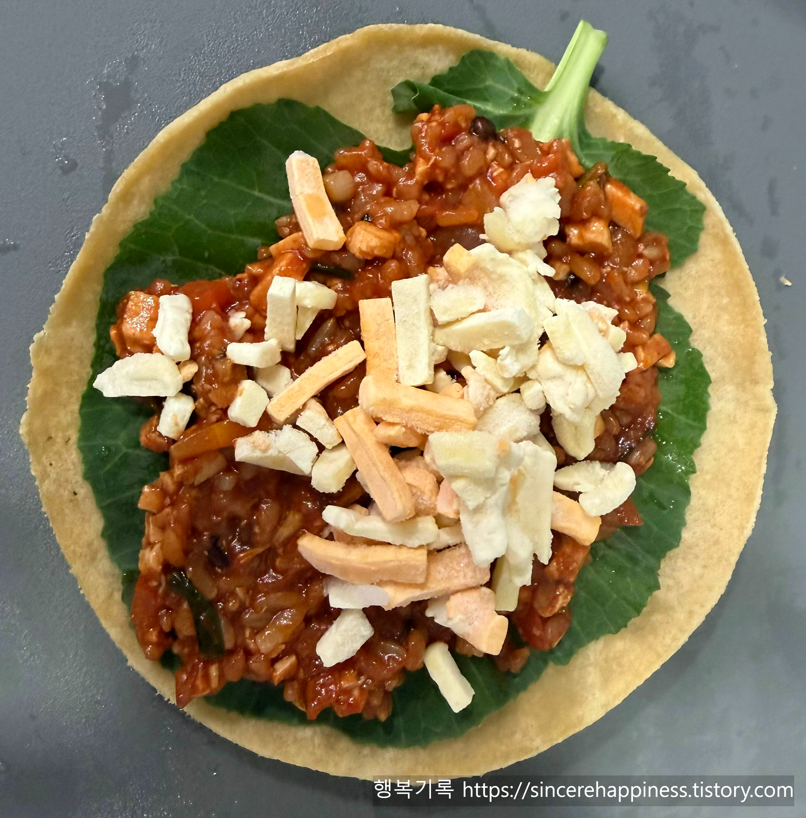 다이어트 피자 브리또를 위해 모짜렐라 치즈를 듬뿍 올린 모습