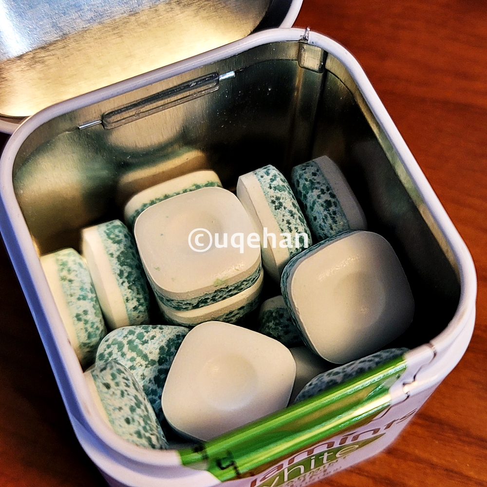 코스트코 벨라민트 화이트 스피어민트 추잉껌 틴케이스의 뚜껑을 열면 작은 껌들이 들어있다. 80G정도가 들어있다.