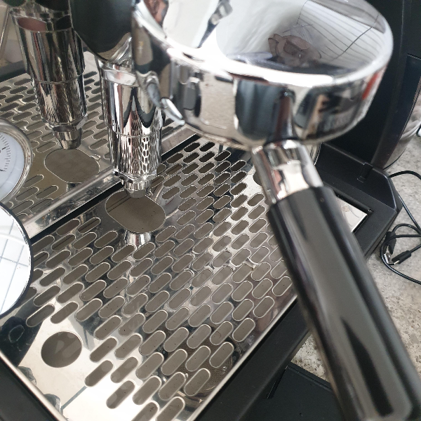 에스프레소 추출 루틴: 맛있는 에스프레소를 추출하기 위해 필요한 것들_포터필터 채결