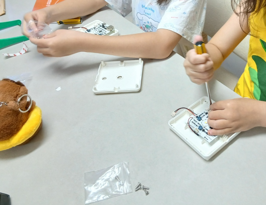 나사 조이는 모습