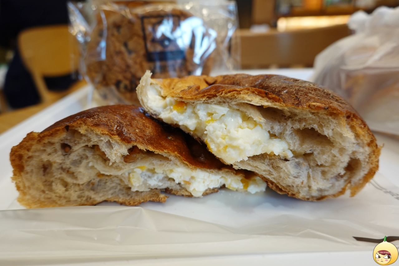 오렌지크림치즈빵 단면