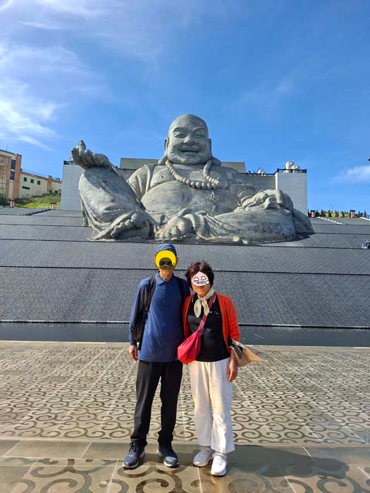 미륵불상 앞 기념촬영