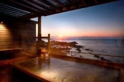 야외 온천 밖으로 바다가 보인다.