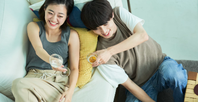 술을 마시는 커플