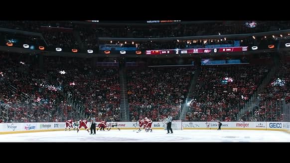 Beverly Hills Cop: Axel F 영화 속 아이스하키 경기장 장면, 관중 가득한 스타디움에서 선수들이 경기 중인 모습