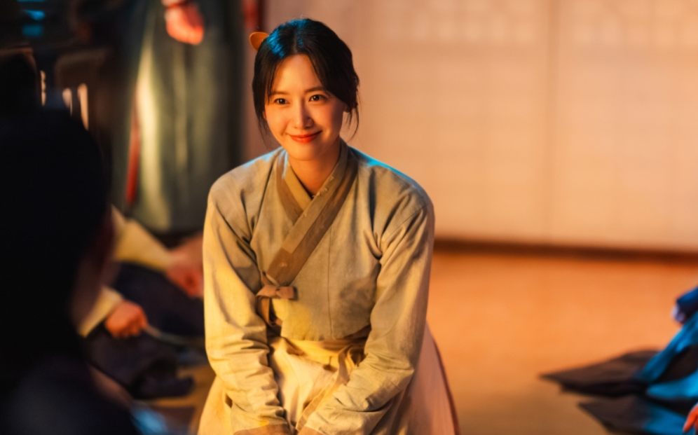 임윤아 배우님이 조선시대에 와서 웃고 있는 모습