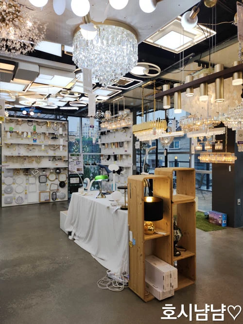 하남 프로라이팅 쇼룸 내부 전경 &ndash; 천장 조명&amp;#44; 벽등&amp;#44; 식탁등이 전시된 조명 매장 모습