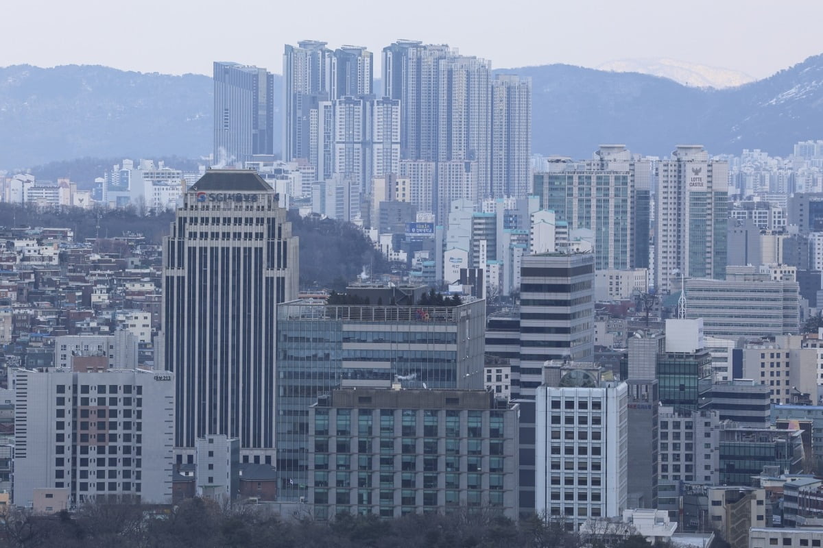 서울 종로구 한 건물에서 바라본 서울시내 아파트.