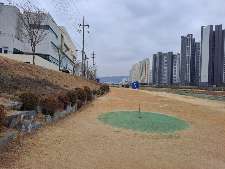 남천둔지 경산파크골프장. 경북 경산시 대평동 75-2 (강변동로)