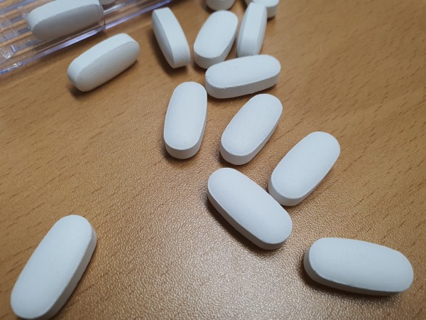 테이블위에-놓여진-알약들