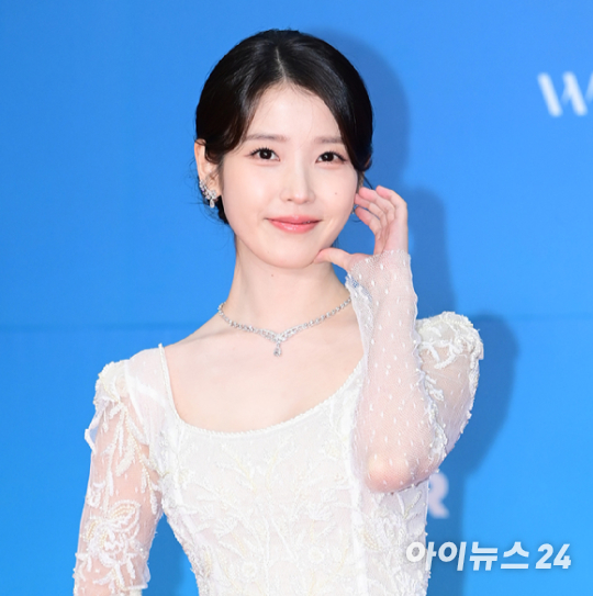 배우 아이유가 지난 5일 서울 삼성동 코엑스에서 열린 제61회 백상예술대상 시상식 레드카펫 행사에 참석하고 있다. [사진=정소희 기자]