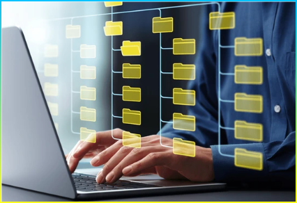 폴더 계층 구조 및 문서 관리 시스템 DMS. 파일 저장 및 분류에 노트북 컴퓨터를 사용하는 사업가.