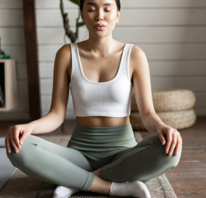 자리에 앉아서 어깨와 목을 편안하게 똑바로 세워준다