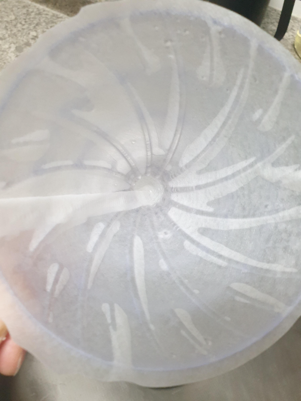 강한 수압으로 드리퍼와 잘 밀착된 종이 필터