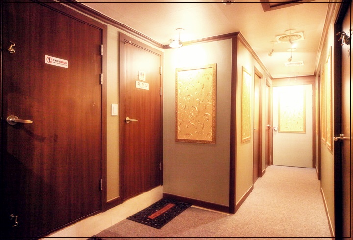 화장실과 관리실이 이어져 있는 복도