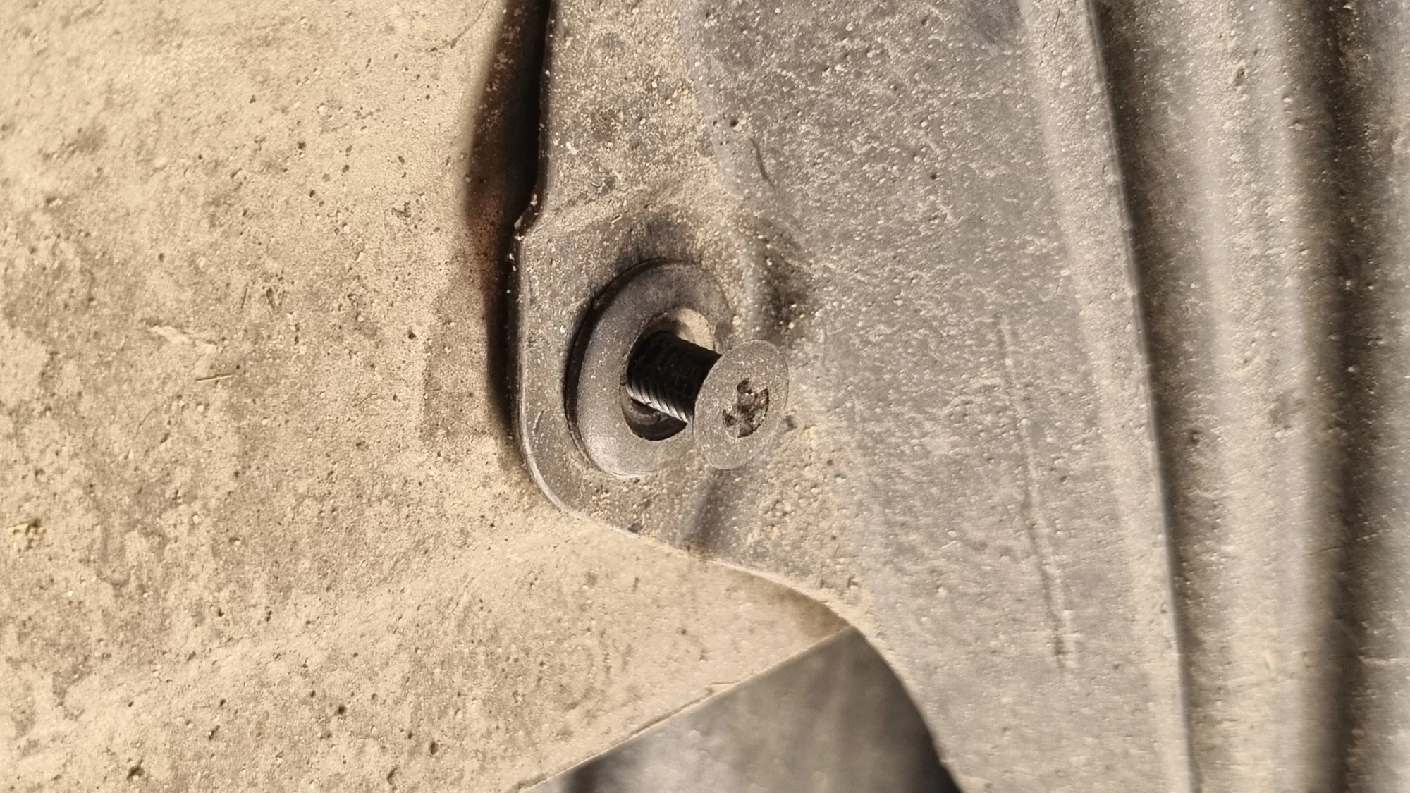 휠하우스 고정 부품