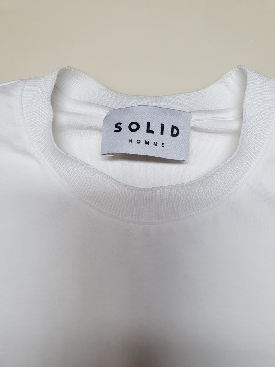 솔리드옴므 백로고 반팔티