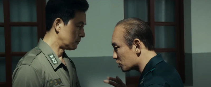 이태신과 전두광이 서로 마주보고 있는 영화 서울의 봄 주요 장면