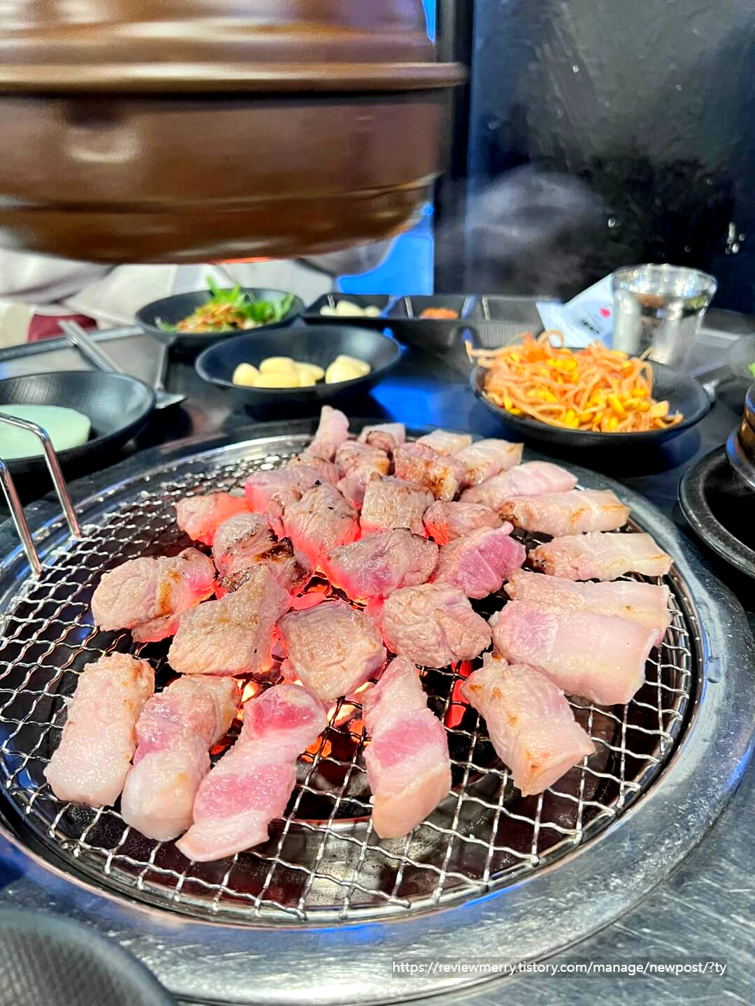 고기 불판 위 사진