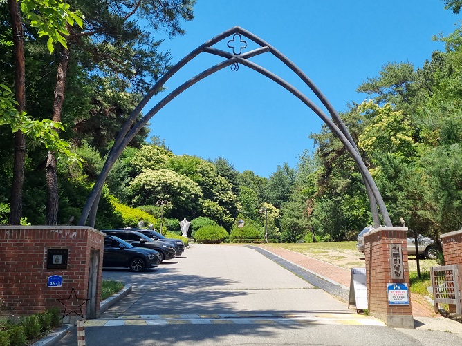 춘천 거두리성당 입구