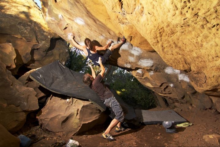 랜딩이 불안정한 자연바위 볼더링의 모습