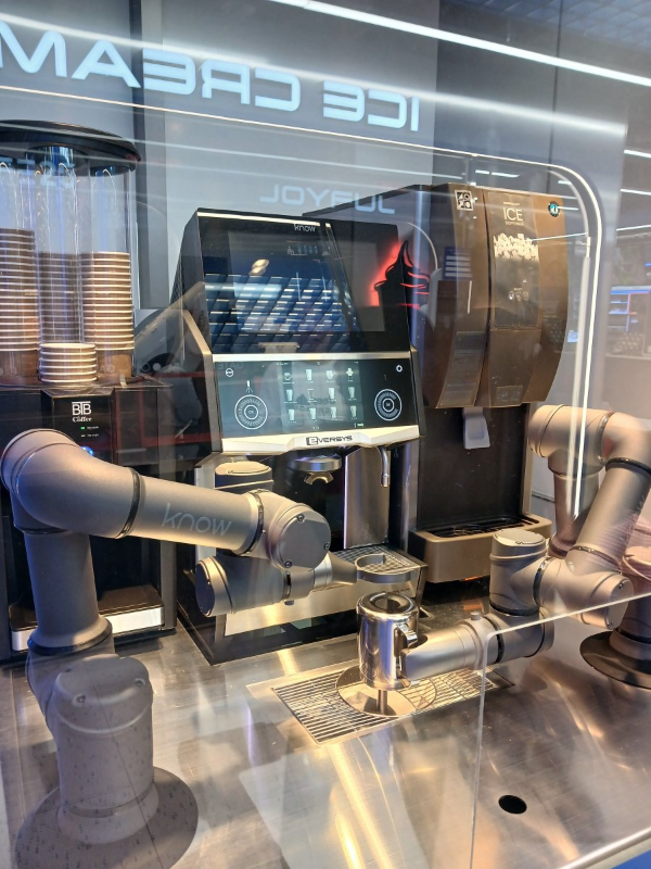 GS25 라떼아트 로봇