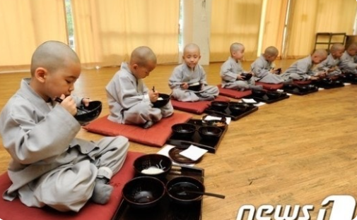 공양의 의미: 음식이 주는 마음의 변화 관련 이미지