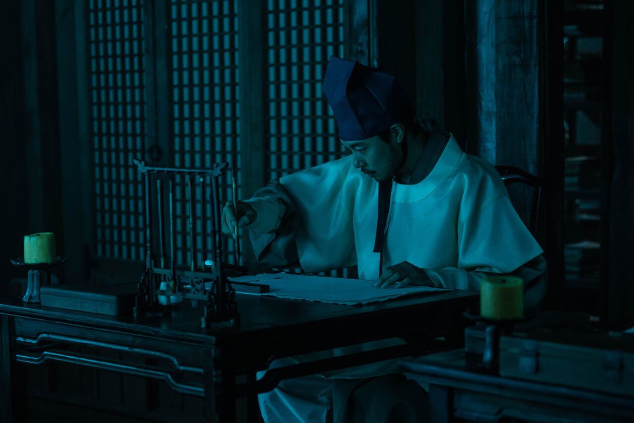 어두운 밤에는 눈이 보이는 주맹증을 가진 침술사 천경수가 어둠 속에서 글을 쓰는 모습