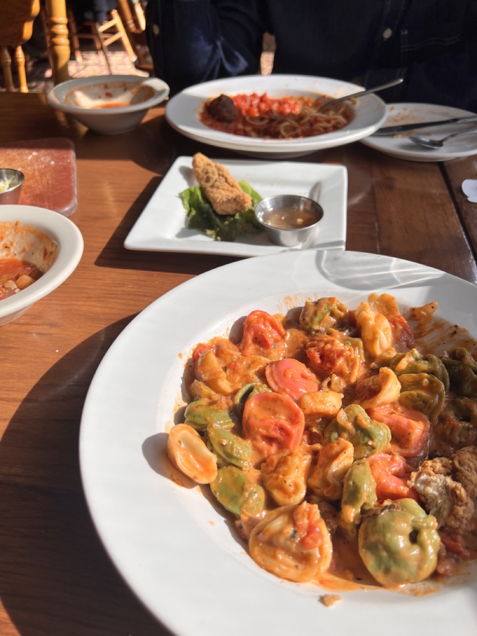 하지만 난 영어 미숙으로 인해, 이런 만두같이 생긴 파스타를 먹어버렸다..