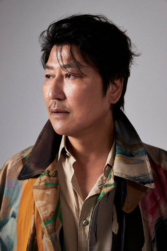 '삼식이삼촌' 송강호가 인터뷰에 앞서 사진촬영을 하고 있다. [사진=월트디즈니 컴퍼니 코리아]