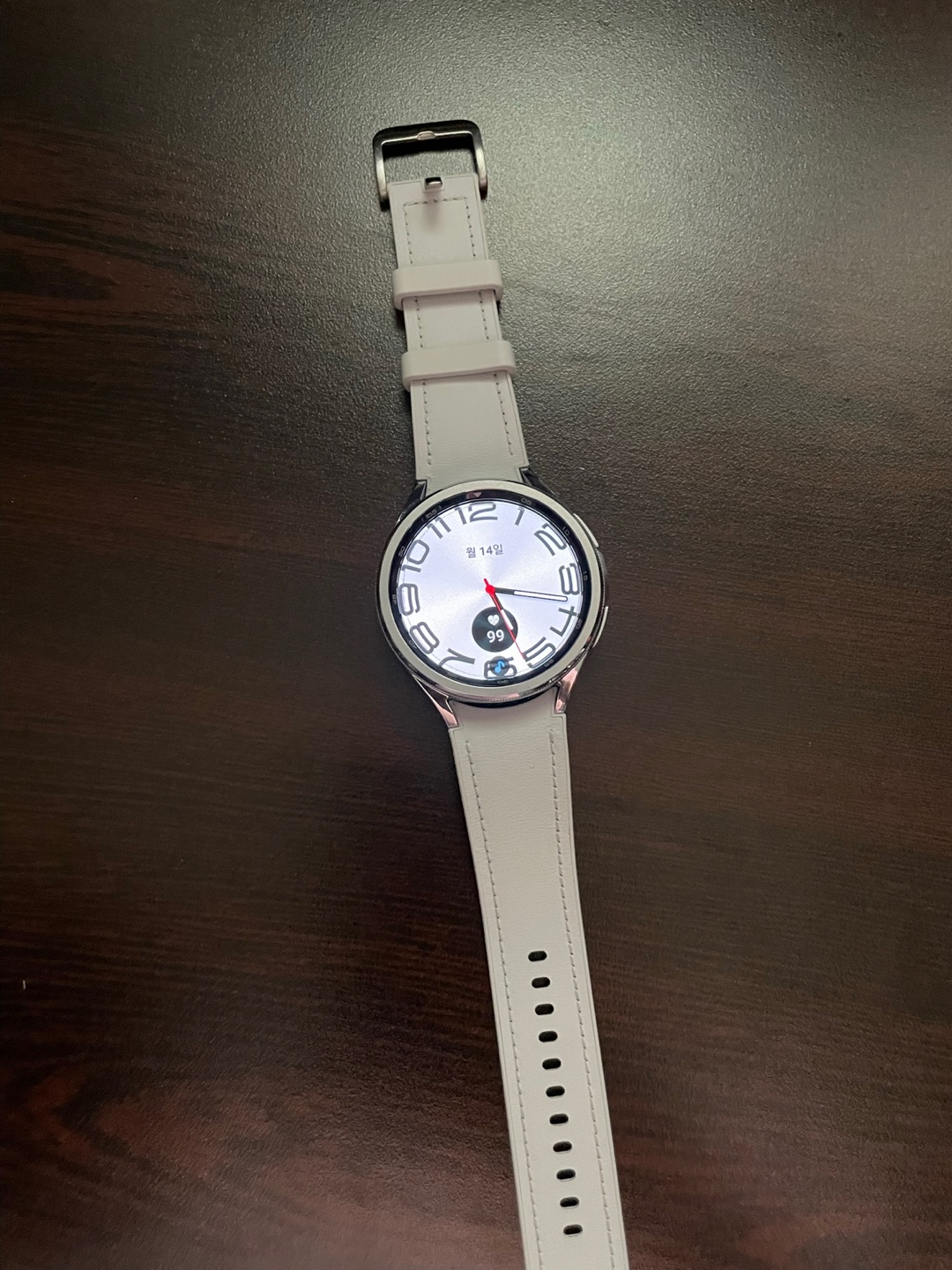 갤럭시 워치 6 클래식 모습