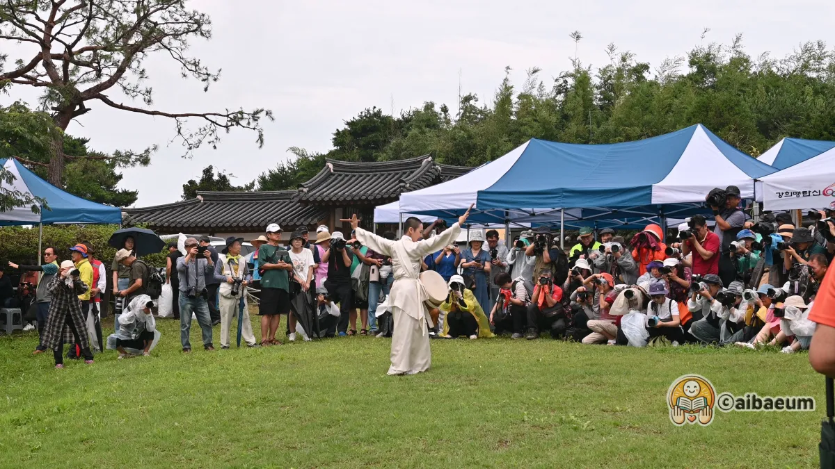 식전-행사-공연-한여인이-춤을-추고-사진착가들이-사진-촬영함